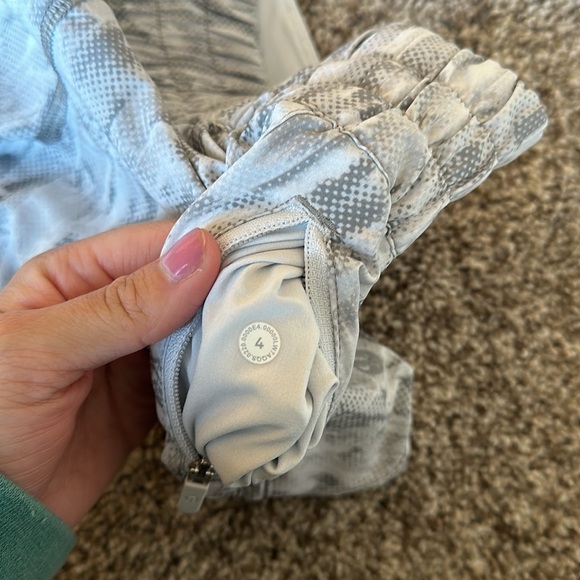 Lululemon Tracker Short V *4" • City Breeze Alpine White Multi - Picture 5 of 5